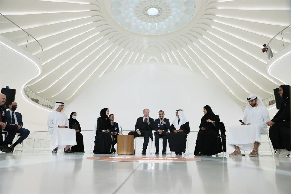 <p>Erdoğan, Dubai Expo'da Birleşik Arap Emirlikleri (BAE) Pavilyonu'nda dün gençlerle bir araya geldi.</p>
<p> </p>