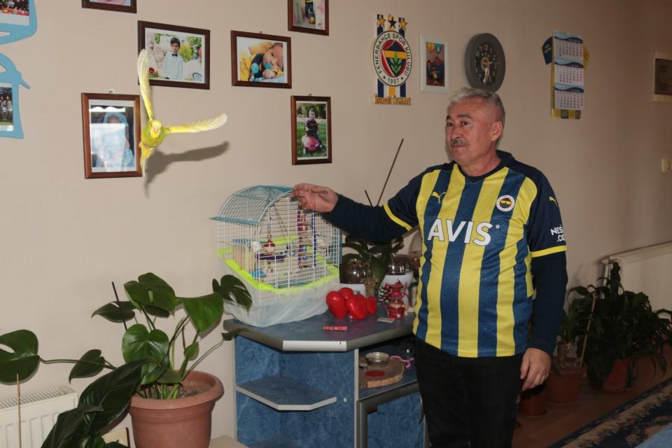 <p>Hayatını sarı ve lacivert renklere adadığını belirten Özhan Fenerbahçe Kulüp Başkanı Ali Koç’a, “Ali Koç’a sesleniyorum, bizi bu işkenceden kurtar” diye seslendi.</p>
