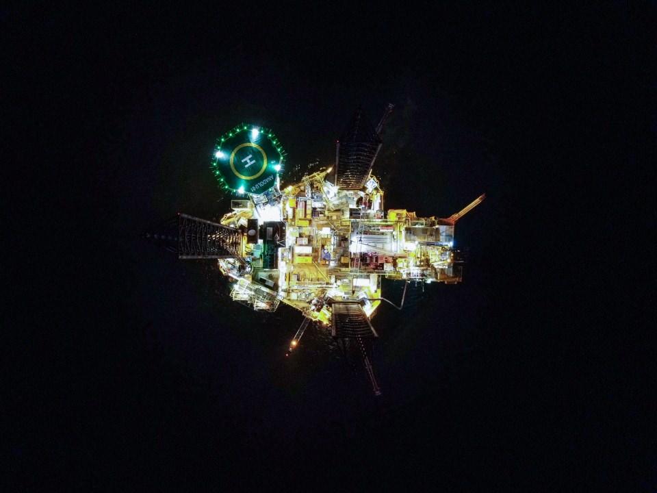 <p>Anadolu-01 isimli platform maksimum 90 metre su derinliği olan sığ sularda, 7600 metre derinliğe kadar sondaj yapabiliyor. Maksimum 14 metre dalga boyu ve 129 km/saat rüzgar hızına kadar zorlu koşullarda çalışabiliyor.</p>

<p> </p>
