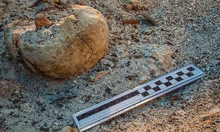 <p><strong>ORTAK BİR GÖRÜŞE VARDILAR</strong></p>

<p>Yıllarca bulunan mekanizmanın üzerine düşünen araştırmacılar, sonunda bu düzeneğin gezegenlerin konumunu, takımyıldızlarını ve başka bilgileri hesaplamak için 30’dan fazla dişlinin bulunduğu karmaşık bir cihaz olduğu kanısına vardılar. Kimi araştırmacıya göre, bu ilkel bir bilgisayardı.</p>

<p> </p>
