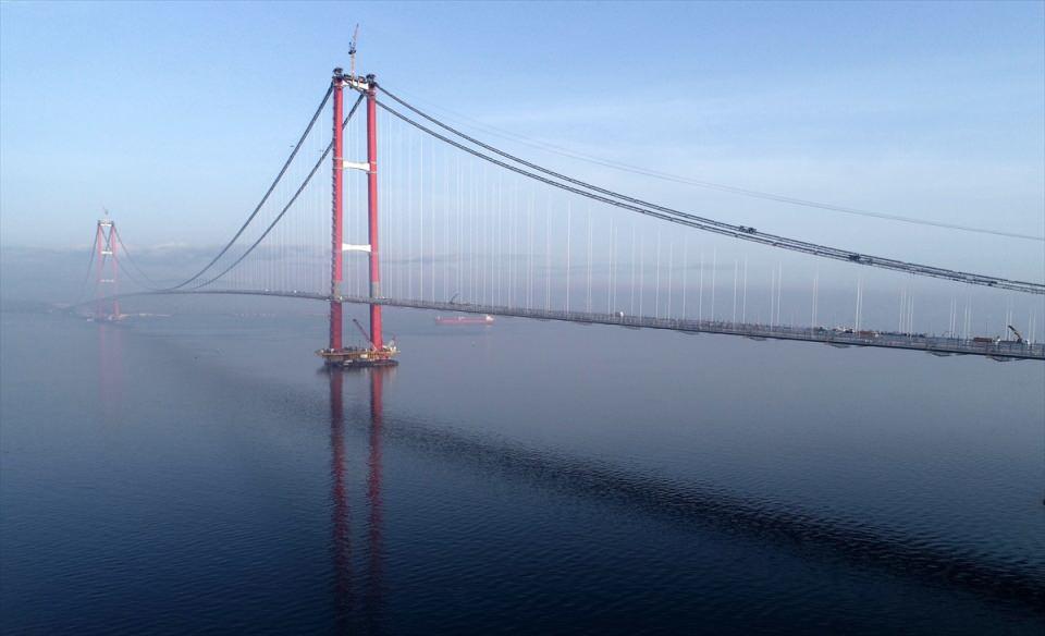 <p>Türkiye'nin mega projeleri arasında yer alan ve temeli 18 Mart 2017'de atılan "1915 Çanakkale Köprüsü"nün 26 Şubat'ta Cumhurbaşkanı Recep Tayyip Erdoğan tarafından hizmete sunulması planlanıyor.</p>

<p> </p>
