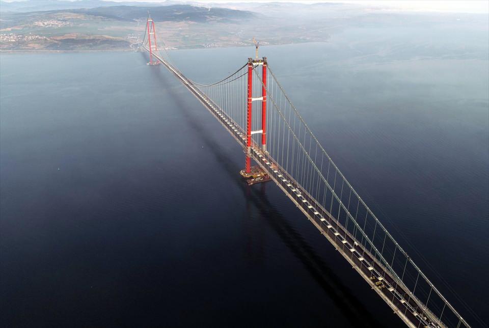<p> Kule keson temellerinin konumlandırıldığı alandaki deniz tabanında zemin iyileştirmesi için Asya Kule'de 165, Avrupa'da ise 203 olmak üzere 2,5 metre çapındaki 368 çelik kazık çakıldı.</p>
<p> </p>