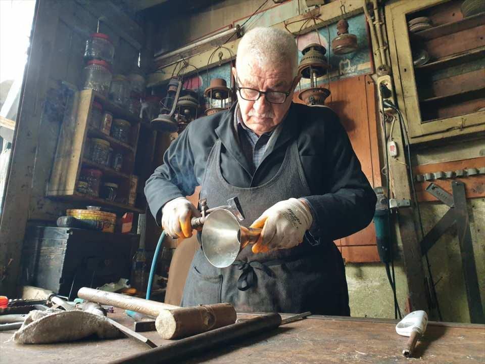 <p>Okumakta zorlanan çocukların ailelerine, onları bir mesleğe yönlendirmeleri konusunda tavsiyede bulunan Tüfekçi, "Ailelere tavsiyem, çocuklarına sahip çıksınlar, ilgilensinler. Okumuyorsa en azından bir mesleği sevdirsinler, yönlendirsinler.</p>
