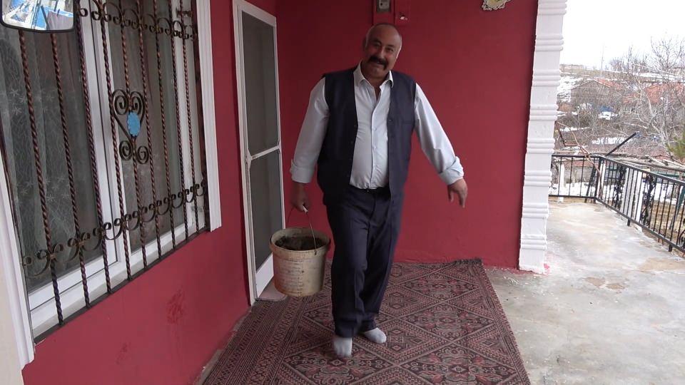 <p> Ufak bir taşı tartıyorum 12 kilogram geliyor. Bu demirden de taştan da 2-3 kat ağırlığında. Toplam 300 metre bir alanda dağınık bir şekilde yayılmış oradan topladım" ifadesini kullandı.</p>
