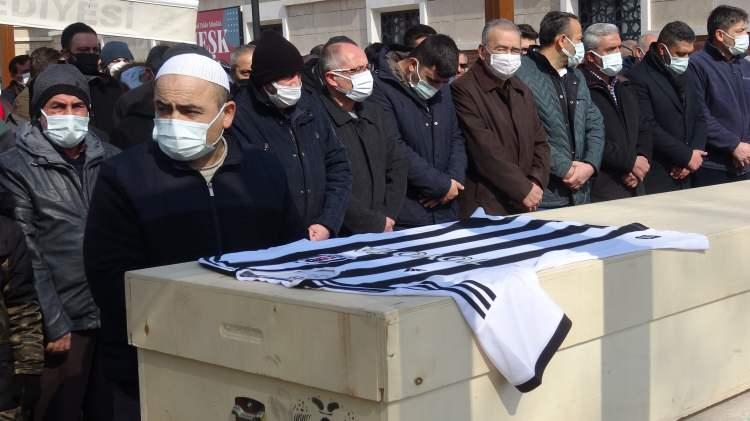 <p> Oflaz'ın cenazesi, kılınan namazın ardından Üçler Mezarlığı'na defnedildi. </p>
