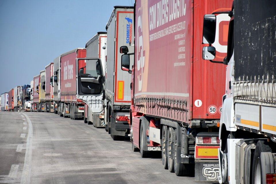 <p><strong>'PERONLAR ARTIRILMALI' </strong></p>

<p>TIR sürücüsü Ali Ünlü, bir gece öncesinden kuyruğa girdiğini belirterek, şunları söyledi:</p>

<p>"Malum dövizin yükselmesiyle Türkiye'den bayağı bir ihracat başladı. Bu da ülkemiz için güzel ama bu kadar yoğun trafikte kapılarımız yetersiz kalıyor. </p>
