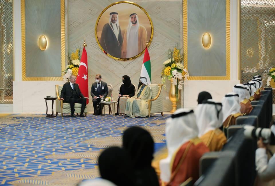 <p>Cumhurbaşkanı Recep Tayyip Erdoğan, Birleşik Arap Emirlikleri ziyaretinin ikinci gününde, Abu Dabi'deki temaslarını tamamlamasının ardından Dubai'ye geldi.</p>
