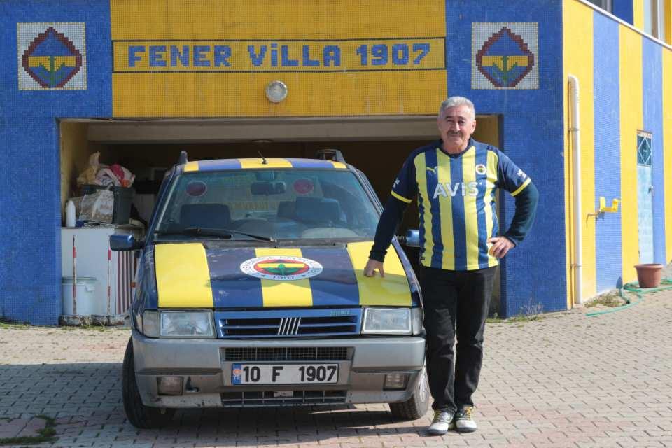 <p>Balıkesir’in Susurluk ilçesinde yaşayan 60 yaşındaki fanatik Fenerbahçe taraftarı İsmail Özhan, gönlünü verdiği takımın 2021-2022 sezonunda elde ettiği başarısızlık sonrası Kulüp Başkanı Ali Koç’a sitem etti.</p>
