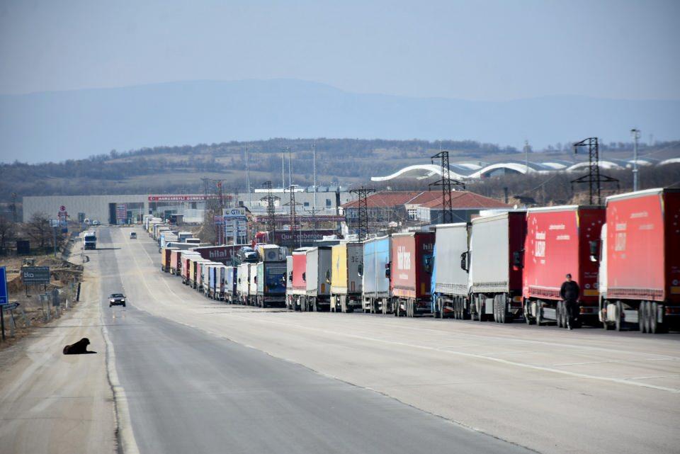 <p>Türkiye'nin çeşitli bölgelerinden aldıkları ihraç ürünlerini Avrupa ülkelerine götüren TIR'lar Edirne'den Bulgaristan'a açılan Hamzabeyli Sınır Kapısı'nda yoğunluk oluşturdu. Hamzabeyli'de TIR kuyruğu 10 kilometreyi bulurken, bazı sürücüler 24 saatten bu yana sırada beklediklerini anlattı.</p>

<p> </p>
