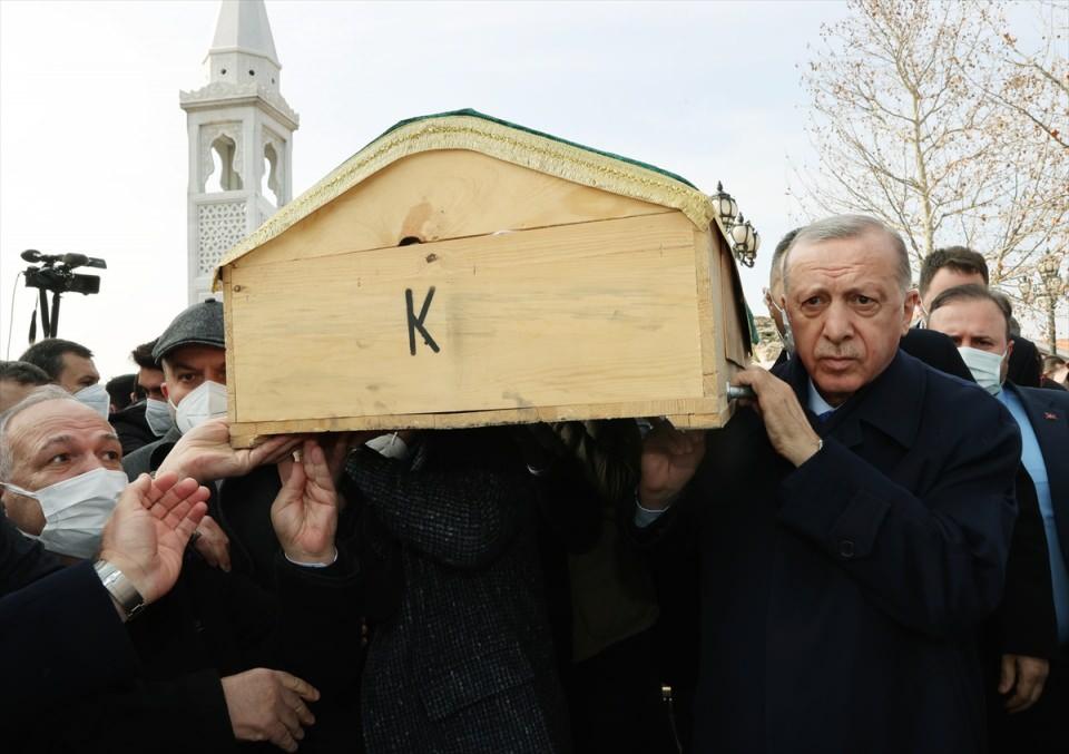 <p>Cenaze törenine, Cumhurbaşkanı Erdoğan'ın yanı sıra İçişleri Bakanı Süleyman Soylu, AK Parti Genel Başkan Yardımcısı Hayati Yazıcı, AK Parti Genel Sekreteri Fatih Şahin, AK Parti Rize Milletvekili Osman Aşkın Bak ile Ahmet Erdoğan'ın ailesi, yakınları ve vatandaşlar katıldı.</p>

<p> </p>
