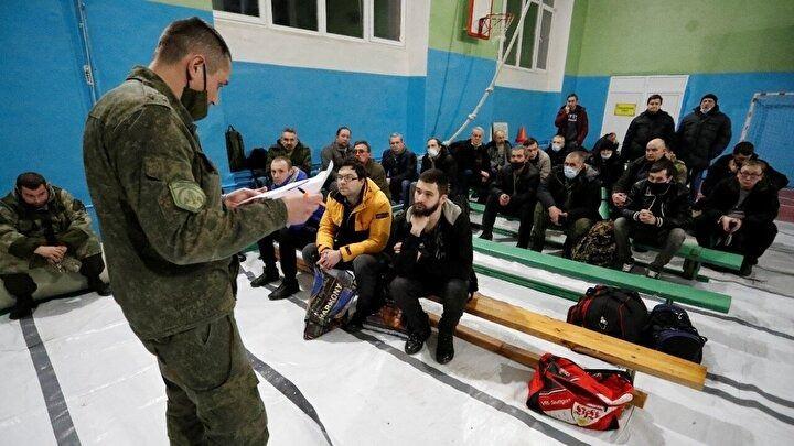 <p>Puşilin tarafından yapılan açıklamada, “Donetsk Halk Cumhuriyeti’nin vatandaşları, Ukrayna tarafında Donetsk ve Lugansk Halk Cumhuriyeti’ne yönelik ateş açılıyor. Güvenlik güçlerimiz, Ukrayna istihbaratı tarafından organize edilen birkaç patlamayı engelledi. Bize bombalarla, mermilerle her yönden saldırıyorlar. Yerli halkın 18 Şubat’ta Rusya Federasyonu’na tahliyesi başladı. Kiev’in her türlü agresif hareketine cevap verecek durumdayız. Birlik olmak zorundayız. Ülkemin silah tutabilecek tüm erkeklerine sesleniyorum. Yedeklerde bulunan yurttaşlarımı askerlik ofislerine gelmeye çağırıyorum. Bölgede tam seferberlik kararını imzaladım" dedi.</p>

<p> </p>
