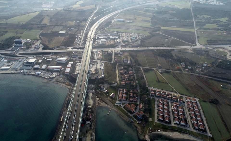 <p><strong>- Seyit Onbaşı'nın top mermisi zirveye yerleştirilecek</strong></p>
<p>Projede, tabliye boya ve rüzgar bariyerlerinin montaj çalışmaları devam ediyor.</p>
<p> </p>