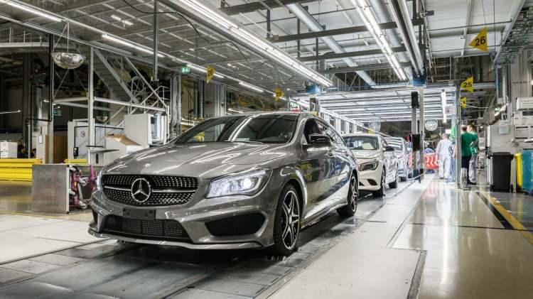 <p><strong>Mercedes’ten 200 yeni istihdam</strong></p>

<p>Türkiye’yi destek üssü olarak konumlandıran Mercedes-Benz 200 yeni istihdama daha imza atacak. Mercedes-Benz Otomotiv İcra Kurulu ve Otomobil Grubu Başkanı Şükrü Bekdikhan, <strong>“2022 yılında yaklaşık 200 kişilik ek istihdam yaratmayı amaçlıyoruz.</strong></p>

<p><strong>2022 yılında model yelpazemizi EQS, kompakt sınıftaki SUV modelleri EQA ve EQB ile EQS’in elektrik mimarisine dayanan sportif üst sınıf sedan olan EQE ile genişleteceğiz. 2022’de elektrikli otomobillerimizin toplam satışlarımızın yüzde 10’unu oluşturmasını planlıyoruz”</strong> dedi.</p>
