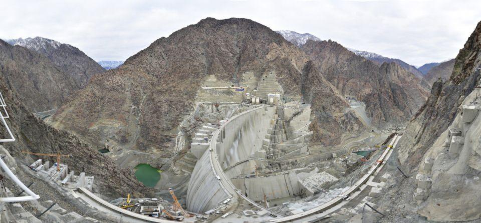 <p>Çoruh Nehri üzerinde, 275 metre gövde yüksekliği ile çift eğrilikli beton kemer kategorisinde Türkiye'nin birinci, dünyanın üçüncü en yüksek barajı olacak Yusufeli Barajı su tutma işlemi için çalışmalar sona gelindi.</p>
<p> </p>