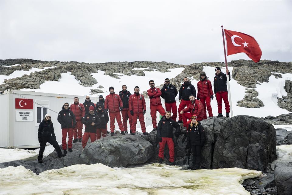 <p>Türk bilim ekibi, Antarktika kıtasına vardıktan sonra Bulgaristan istasyonunun bulunduğu Livingston Adası'nın ardından Bransfield Boğazı'nı aşarak önce Gerlanche Boğazı, sonra Lemarie Kanalı ve Penola Boğazı'nı geçerek güneye doğru ilerledi.</p>
<p> </p>