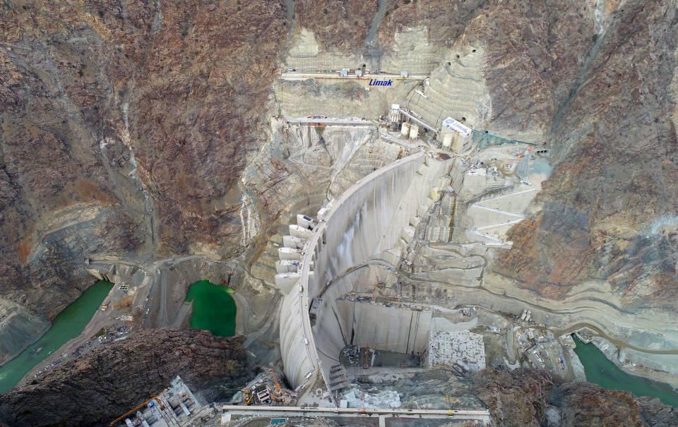 <p>Yusufeli Barajı, havzadaki diğer barajların enerji üretimini de yüzde 10 artıracak. </p>

<p> </p>
