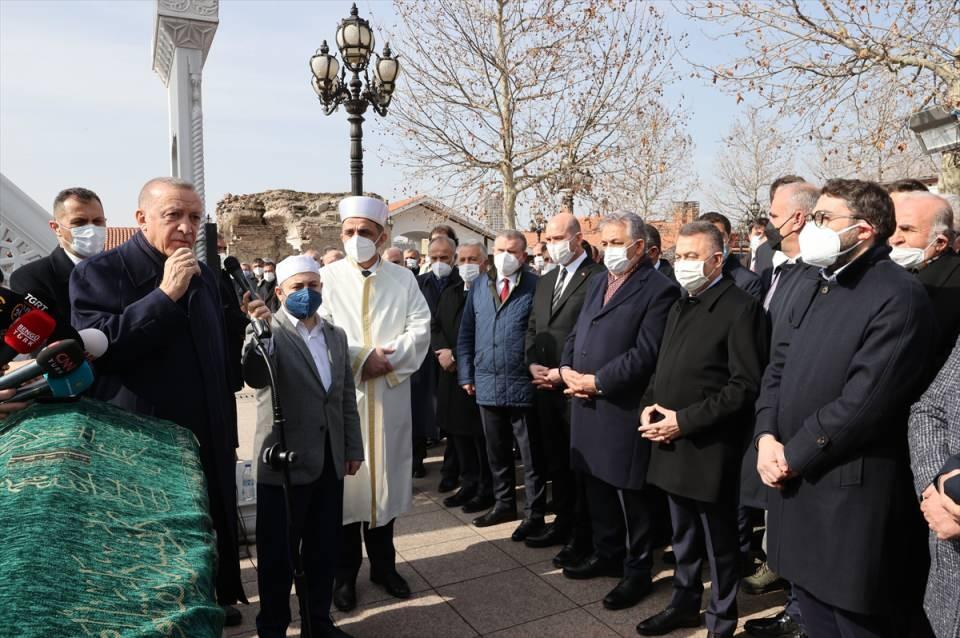 <p>Başkentte bir süredir kanser tedavisi gördüğü hastanede dün vefat eden Erdoğan için Hacı Bayram Veli Camisi'nde öğle namazını müteakiben cenaze töreni düzenlendi.</p>
<p> </p>