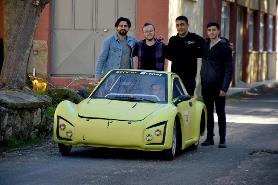 <p>Trakya Üniversitesi bünyesinde 2013 yılında kurulan Pehlivan Team ekibi, 9 yılda birçok çalışmaya imza attı. 2014 yılında ürettikleri güneş enerjili araçla farklı yarışlara katılarak dereceler alan, 2016'da ise 'Pehlivan Elektrak' ismiyle elektrikli araç üreten takım, bu başarılarını bir üst seviyeye çıkarttı. 2020'de yeni bir araç için kolları sıvayan takım, pandemi nedeniyle sokağa çıkmayınca valilik ve üniversiteden özel izin alarak atölyeye kapandı. 8 ay boyunca gece-gündüz çalışan ekip, ortaya yeni bir elektrikli araç çıkardı. </p>

<p> </p>
