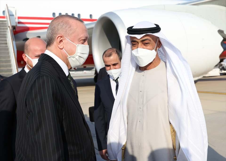 <p>Cumhurbaşkanı Erdoğan, Abu Dabi Uluslararası Havalimanı'nda Abu Dabi Federal Bakanı Tani bin Ahmed Al Zeyouidi, Türkiye'nin Abu Dabi Büyükelçisi Tugay Tunçer ile Dubai Başkonsolosu Mustafa İlker Kılıç tarafından karşılandı.</p>

<p> </p>
