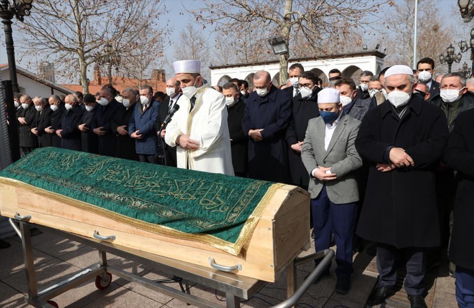 <p>Cumhurbaşkanı Recep Tayyip Erdoğan, tedavi gördüğü hastanede hayatını kaybeden eski Fazilet Partisi Rize İl Başkanı Ahmet Erdoğan'ın cenaze namazına katıldı.</p>
<p> </p>