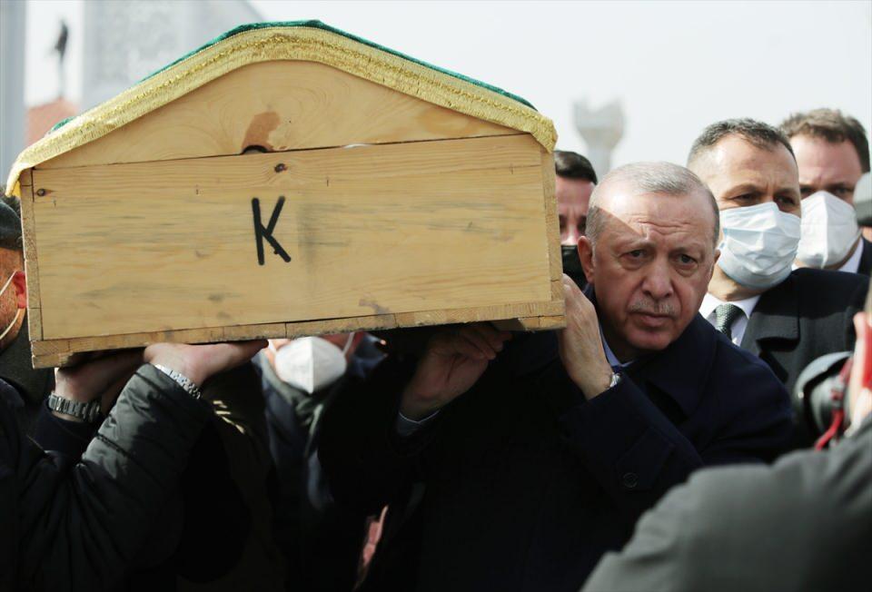 <p>Ahmet Erdoğan'ın ailesi cami avlusunda taziyeleri kabul ederken, Cumhurbaşkanı Erdoğan da aile yakınlarının yanına giderek taziyelerini iletti.</p>

<p> </p>
