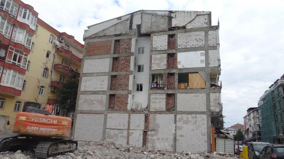 <div> Boşaltılan bir cephesinin duvarı olmayan iki gün battaniye ve yorganlara sarılarak evde oturan su tesisatçısı Saim Kondu, duvarlarını kendisi ördü. Kondu, "Duvarlarımızın ortak olduğunu görünce 'bunu yıkalım size duvar öreriz' dediler. Duvarları yıktılar kimse gelip halimizi bile sormadı" dedi.</div>
<div> </div>
<div> </div>
<div> </div>
<div> </div>
<div> </div>
<div> </div>
<div> </div>
<div> </div>