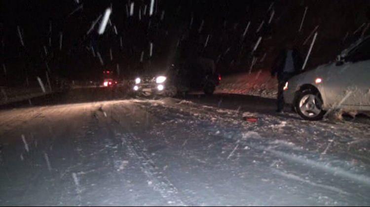 <p>Kar yağışı Akseki’nin Yarpuz mahallesinden itibaren saat 20.00 sıralarında başlayan kar yağış sebebiyle Karayolları Alacabel ekipleri de harekete geçti. </p>