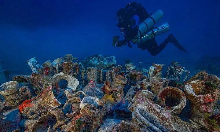 <p>Datça'ya yaklaşık 375 km uzaklıkta bulunan Antikytera Adası’nda dalgıç gurubunun üyelerinden biri bir batık keşfetti. M.Ö. 1. yüzyılda batmış bir yük gemisini keşfeden dalgıçlar, denizin dibinde batığın çevresine saçılmış heykellere ve birkaç ilginç buluntuya rastlayınca çok etkilendiler. Batık geminin çevresinde bulunanların arasında mücevherler, çömlekler, mobilyalar, bronz eşyalar ve amforalar dolusu şarap vardı ancak içlerinden biri, ötekilerden oldukça farklıydı.</p>
<p> </p>