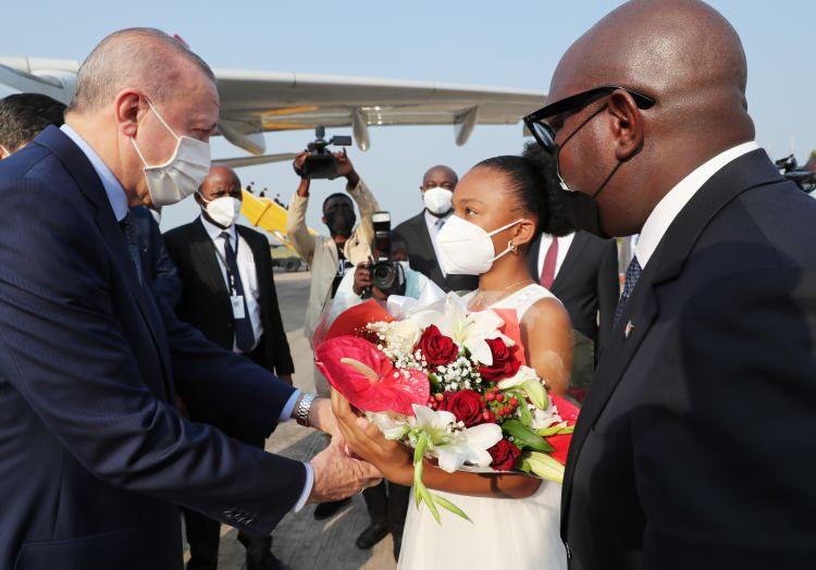 <p>Türkiye Cumhurbaşkanı Recep Tayyip Erdoğan, ziyarette bulunduğu Kongo Demokratik Cumhuriyeti'nde, Cumhurbaşkanı Felix Tshisekedi tarafından resmi törenle karşılandı.</p>
