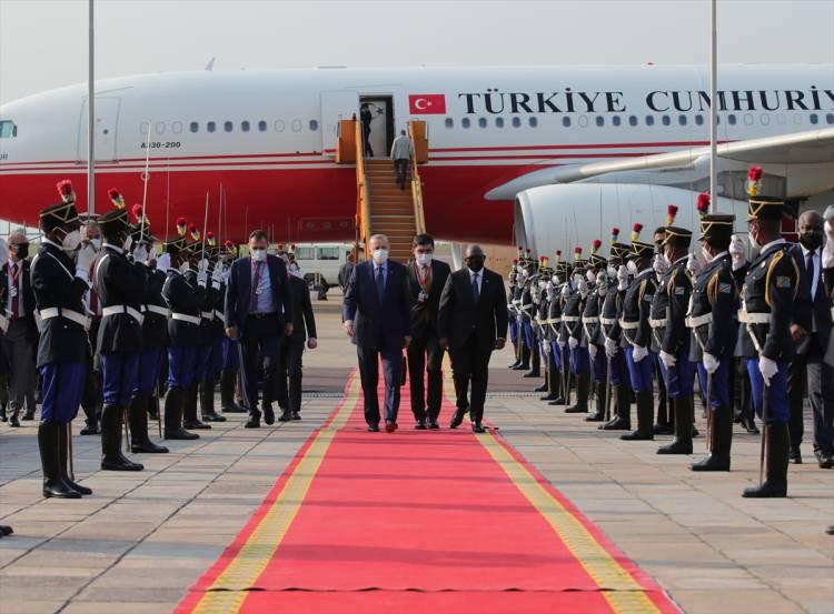 <p>Cumhurbaşkanı Erdoğan'ın tören kıtasını selamlaması sonrası, iki Cumhurbaşkanı, Türk ve Kongo Demokratik Cumhuriyeti bayrakları önünde poz verdi.</p>
