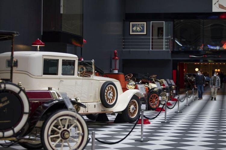 <p>BMW, Mercedes-Benz, Cadillac, Ford ve Porsche markalarının ilk modelleri de müzedeki koleksiyonun en göz alıcı parçaları olarak dikkati çekiyor.</p>