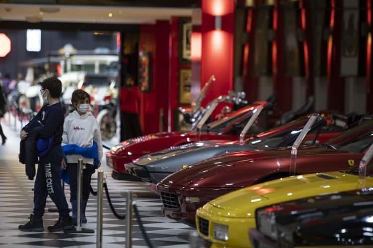 <p>İzmir'in Torbalı ilçesindeki Türkiye’nin en kapsamlı klasik otomobil ve motosiklet müzesi tanımlanan Key Museum, dünya otomobil tarihine ışık tutan motorlu araçlara ev sahipliği yapıyor.</p>