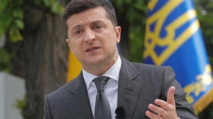 <p>Ukrayna Devlet Başkanı Vladimir Zelenskiy, Mariupol’da askerler ve kolluk kuvvetleri ile bir araya geldi. Yabancı ülkelerin diplomatik temsilcilerinin de katıldığı programda Zelenskiy, “Ülkemiz sınırlarının, topraklarımızın ve barışın sevgili savunucuları. Siz gerçek kahramanlarsınız. Ukrayna topraklarında bizimle kalan sevgili büyükelçiler, diplomatlar, uluslararası kuruluşların liderleri, sizler de gerçek dostlarsınız. Askerlerimizi tedavi eden, yardım eden, dua eden sevgili doktorlar, gönüllüler, rahipler, değerli gazeteciler, sakinliğini koruyan sevgili vatandaşlar, ulusal güvenlik uğruna kaçak değil devlet adamı olmayı başaran sevgili politikacılar, sevgili büyük Ukraynalılar herkesin Birlik Günü’nü kutluyorum. Vatanı savunan, savunacak ve ayakta duran herkese minnettarım” dedi.</p>

<p> </p>
