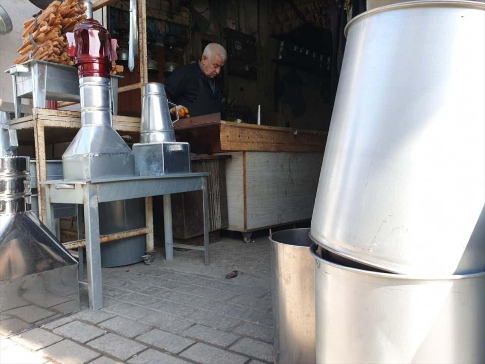 <p>Ankara'ya gittiğinde rahatsızlanınca mesleği devam ettirmek bize kaldı. Biz de bu işi sevdiğimiz için yapmaya başladık." dedi.</p>

<p> </p>

