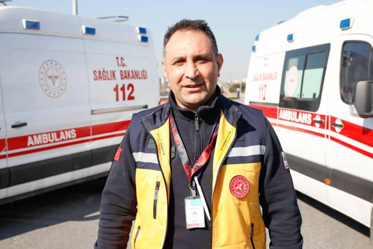 <p>"HER AMBULANS EN GEÇ 8 DAKİKADA VAKAYA ULAŞMAK ZORUNDA"<br />
İstanbul İl Ambulans Servisi Başhekim Yardımcısı ve Eğitim Birimi Sorumlusu Dr. Mevlüde Yıldız da güvenli ambulans sürüş teknikleri eğitimini her yeni başlayan personelin almak zorunda olduğunu söyleyerek “5 yılda bir revize ediyoruz bu eğitimleri. İstanbul'da her 50 bin nüfusa bir ambulans olacak şekilde, ambulans noktalarımızı konumlandırıyoruz. Ama turistik ve riskli bölgelerde, ambulans nokta sayılarımız artabiliyor. Ambulanslarımızın en uzak noktadaki vakaya bile en geç 8 dakika içerisinde intikal edebilecek şekilde ayarlandığı, homojen bir dağılım gösteriyor istasyonlarımız" dedi.  </p>
