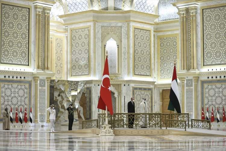 <p>Cumhurbaşkanı Recep Tayyip Erdoğan, Abu Dabi Veliaht Prensi Şeyh Muhammed bin Zayed Al Nahyan tarafından resmi törenle karşılandı.</p>
<p> </p>