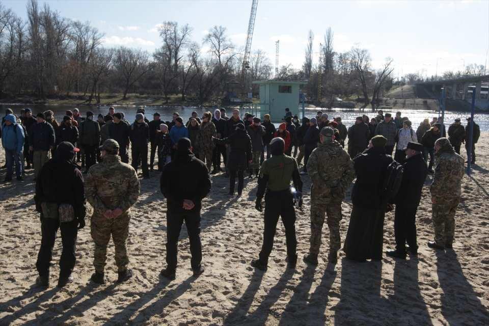 <p>Tüm dünyanın dört gözle takip ettiği Ukrayna-Rusya hattında tansiyon giderek tırmanırken Kiev’de Ukrayna ordusu yedek birlikleri sivil halka savaş olasılığına karşı temel askeri eğitim bilgisi verdi.</p>

<p> </p>
