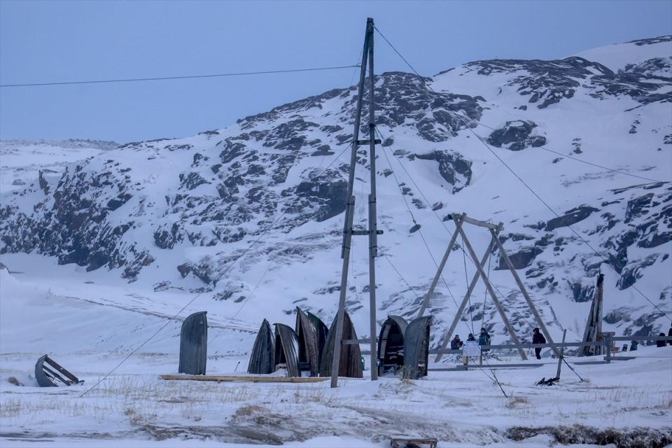 <p>Rusya’nın Murmansk kentindeki Kolsky Bölgesi’nde, Barents Denizi kıyısında yer alan balıkçı kasabası Teriberka, 2014 Cannes Film Festivali'nde En İyi Senaryo Ödülü kazanan Leviathan fimi ardından yerli ve yabancı turistlerin ilgi odağı oldu. </p>
<p> </p>