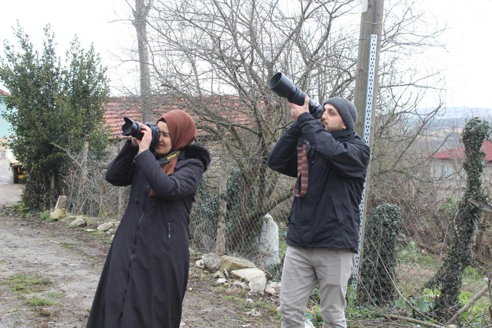 <p>Bizler vaaz kürsüsünde de anlatıyoruz bir şeyleri ama insanlara daha fazla ulaşmak için afiş bastırarak köylerde, kahvehanelerde gezerek 'Bu oluklu kertenkelelerin aslında zehirli bir yılan değil; kertenkele türü olduğunu ve çiftçilere çok faydası olduğunu' söyledim. Gerçekten bilmeyen çok fazla insan vardı. Vaaz kürsüsünde anlatmaya çalıştığım şeyleri, toplumun içerisine karışarak, insanların arasında da bunları anlatmaya çalıştım. Hayvanlara olan merhameti ve şefkati insanlara aktarmaya çalıştım" dedi. </p>
