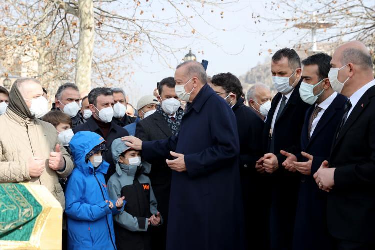 <p><em><strong>Cenaze namazını kıldıran hocanın en güzel şekilde telkini yaptığını ve şahitlik ettiklerini ifade eden Erdoğan, şunları kaydetti:</strong></em></p>
<p>"Rabb'im cennetiyle, cemaliyle müşerref kılsın. Cennetinde cümlemizi buluştursun. Ahmet Erdoğan kardeşimiz, hayatında hocamızın da okuduğu Mülk Suresi'ndeki ayette ifadesini bulan bir kardeşimiz, ağabeyimizdi. Hayatını bu şekilde geçirmenin gayreti içerisinde oldu. </p>