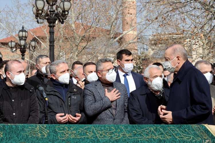 <p>Evlatlarını bu istikamette yetiştirdi, bu şekilde bu imtihanı da verdi. Rabb'im inşallah ebedi alemde de kendisiyle aynı şekilde buluştursun, cennetiyle cemaliyle cümlemizi müşerref kılsın."</p>

<p> </p>
