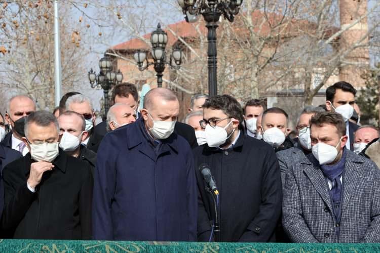 <p>Farklı bir dönemden geçildiğini, birlik, beraberlik ve dayanışmanın çok önemli olduğunu vurgulayan Erdoğan, şöyle devam etti:</p>
<p>"Rabb'imizin ayetinde de ifade ettiği gibi, 'Ancak müminler kardeştir.' hükmü gereğince mümin olduğumuzun idraki içerisinde olarak bu hayatı, bu dünyada yaşamayı ve ebedi aleme de bu şekilde hulul bizlere de nasip eylesin.</p>