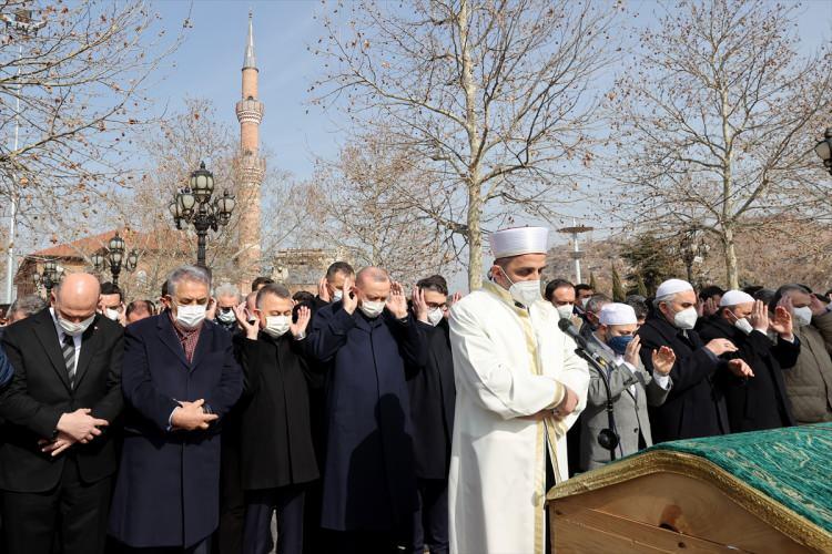 <p>Konuşmasının ardından Ahmet Erdoğan'ın tabutuna omuz veren Erdoğan, Ahmet Erdoğan'ın eşi Havva Erdoğan'ın yanına giderek taziye dileklerini iletti.</p>

<p> </p>
