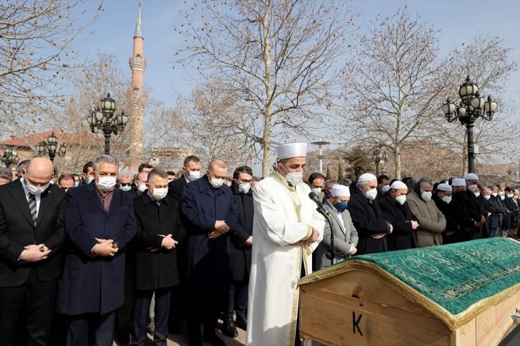 <p>Ahmet Erdoğan'ın cenazesi, yarın memleketi Rize Güneysu Merkez Camisi'nde cuma namazının ardından kılınacak cenaze namazı sonrası toprağa verilecek.</p>
