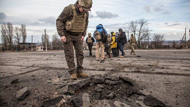 <p>Dünyanın gözünün kulağının çevrili olduğu Rusya-Ukrayna sınrından son dakika çatışma haberleri gelmeye başladı. Reuters, Ukrayna'nın doğusundaki Elenovka köyü ile Donetsk Havalimanı yakınlarında bombardıman sesi duyulduğunu aktardı.</p>

<p> </p>
