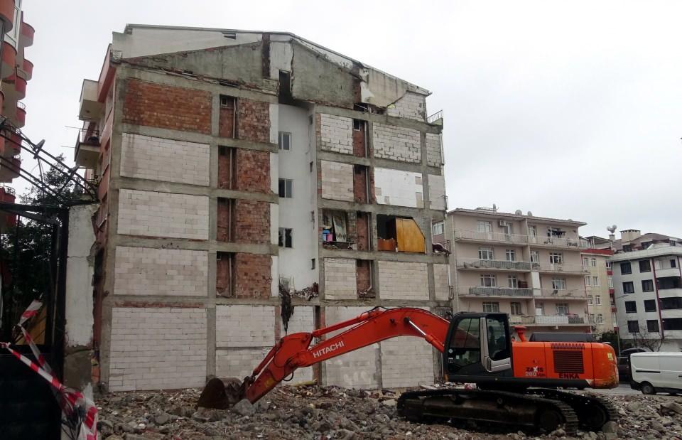 <div>Avcılar'da kentsel dönüşüm kapsamındaki bina yıkılınca yandaki 5 katlı binanın duvarının olmadığı ortaya çıkmıştı. 10 daire bulunan binada, sahibi Bulgaristan'da olan dairenin duvarı örülemedi. </div>