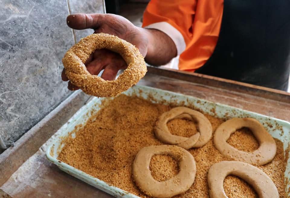 <p>Vatandaşlara siyez unundan çeşitli ürünler sunmaya çalışan Aslan, simit yapmaya da başladı. Simidin içerisine de tereyağı yerine zeytinyağı ayrıca da keten ve chia tohumu ekledi. </p>
<p> </p>