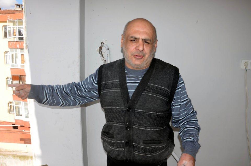 <div>Üçüncü kattaki dairedeki eşyalar günlerdir dışarıdan görülüyor. Komşuları, duvarsız kalan evin içerisine yağmurun yanı sıra toz, toprak girdiği için çok üzgün olduklarını ancak, ellerinden bir şey gelmediğini söyledi.</div>
<div> </div>
<div> </div>