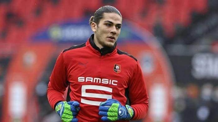 <p>Doğan'a teklif hazırlığı</p>
<p>Kaleci konusunda listenin ilk sırasında, Kayserispor'dan Rennes'e transfer olan ve müthiş bir çıkış yakalayan 19 yaşındaki Doğan Alemdar var. Fransız kulübü, 3.5 milyon Euro'ya kadrosuna kattığı genç eldivenden kolay kolay vazgeçecek gibi görünmese de Galatasaray cephesi uygun bir teklif hazırlığı içerisinde.</p>