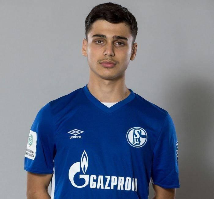 <p>Schalke'nin 16 yaşındaki sağ beki Batuhan Yavuz da adaylar arasında ve sezon sonunda kontratı bitecek olan genç oyuncuyla şimdiden bir görüşme yapıldığı ifade ediliyor.</p>
